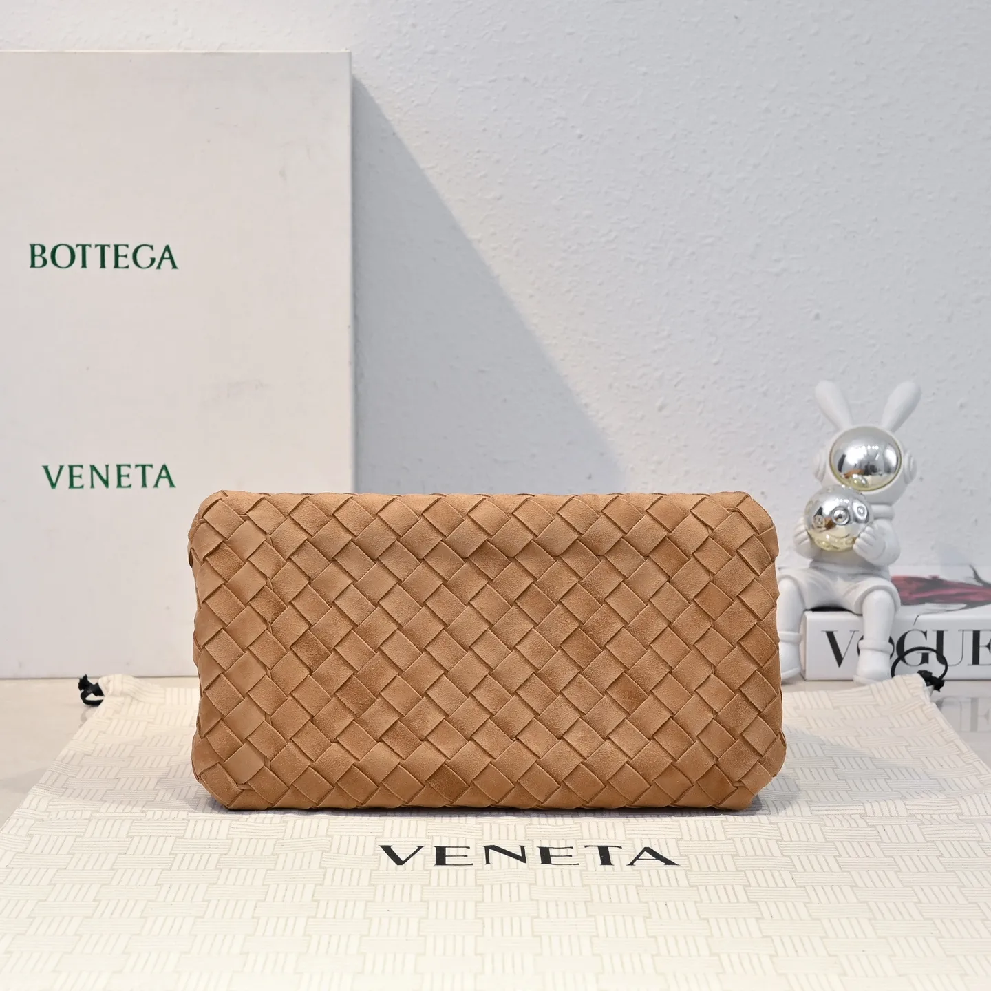 Batch 2060 BOTTEGA VENETA2025 new autumn medium suede parachuta has a unique appearance with the iconic metal knot, and a whole piece of leather folds the four corners into a parachute shape! The exquisite Knot metal buckle is like putting jewelry on a bag. It is high-end and elegant. Its super capacity can hold all your things! The overall effect of this bag is very different from before. It is neither too delicate to provide a large capacity nor too bulky because of its practicality. It simply provides a perfectly suitable bag for casual and simple people👜 Style number: 5921 Size: 29.5*18.5*17.5cm